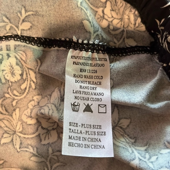 ➕💰BOGO FREE Ladies’ Patterned CropSuper Soft Leggings - Picture 5 of 5